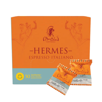 Caja de café Bocca della Verità Hermes Espresso Italiano con 50 cápsulas compatibles con Nespresso, intensidad 10/10, con dos cápsulas individuales en primer plano.